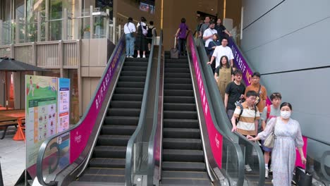 Chinesische-Käufer-Gleiten-Auf-Automatischen-Rolltreppen-In-Ein-Luxus-Einkaufszentrum-In-Hongkong