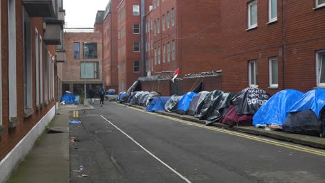 Una-Hilera-De-Tiendas-De-Campaña-En-Una-Calle-De-La-Ciudad-Destaca-El-Problema-De-Las-Personas-Sin-Hogar-En-Dublín