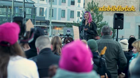 La-Activista-Feminista-Sueca-Linnea-Claeson-Habla-En-Una-Manifestación-Por-Los-Derechos-De-Las-Mujeres-En-Estocolmo