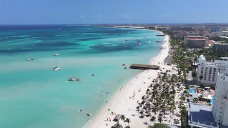 Hochhaushotels-Am-Palm-Beach-In-Oranjestad,-Aruba