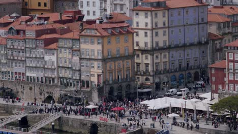 Porto-crowded-riverside-seen-from-afar-on-a-sunny-day,-telephoto