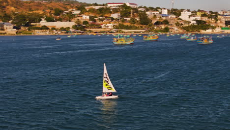 Viajes-A-Vietnam:-Aventuras-En-Barco-Al-Atardecer-A-Lo-Largo-Del-Histórico-Pueblo-Pesquero,-La-Bahía-Y-El-Puerto-De-Mui-Ne