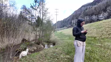 Mujer-Y-Hermoso-Perro-En-La-Naturaleza-Paisaje-Montañas-En-Suiza