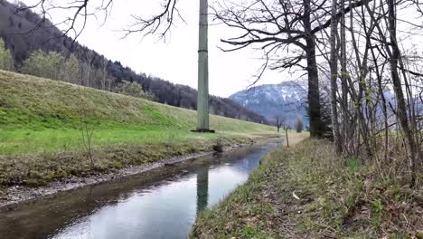 Klarer-Wasserstrom,-Alpenfluss-In-Der-Nähe-Von-Bergen,-Naturlandschaft