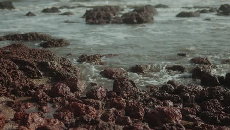 Costa-Rocosa-Con-Suaves-Olas-Rompiendo-Contra-La-Escarpada-Costa-Durante-El-Día