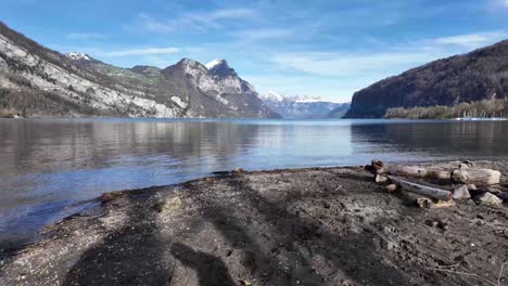 Natur-Kaltwassersee-In-Der-Nähe-Von-Bergen-In-Der-Schweiz-Im-Frühling