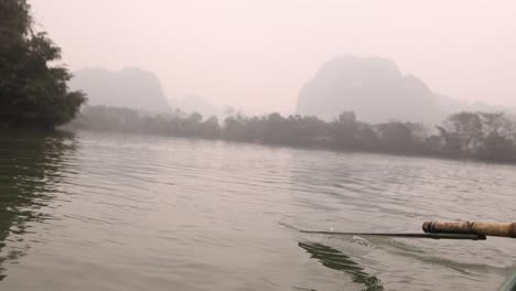 Toma-Panorámica-Del-Río-Con-Reflejo-De-Montañas-En-La-Región-Montañosa-De-Ninh-Ninh-En-El-Norte-De-Vietnam.