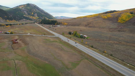 Vista-Aérea-Del-Tráfico-En-La-Carretera-Estatal-Co-135-De-Colorado-Fuera-De-Crested-Butte-En-La-Temporada-De-Otoño,-Disparo-De-Drones