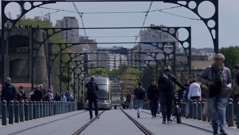 Tram-subway-of-Porto-crossing-Dom-Luís-I-Bridge,-coming