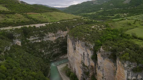 Las-Empinadas-Paredes-Del-Cañón-De-Osum,-Las-Espectaculares-Formaciones-Rocosas-Y-El-Pintoresco-Río-Osum-Que-Lo-Atraviesa