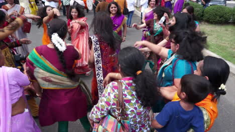 Las-Mujeres-Participan-En-Una-Danza-Hindú-En-El-Festival-Ganesh.