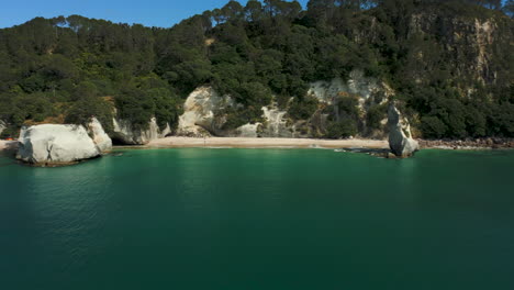 La-Reserva-Marina-Te-Whanganui-a-hei-Se-Encuentra-En-Mercury-Bay-De-La-Isla-Norte-De-Nueva-Zelanda---Revelación-Aérea-De-Retroceso