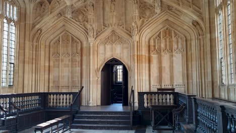 Inside-the-famous-Bodleian-Library-main-research-library-of-University-of-Oxford,-England-UK