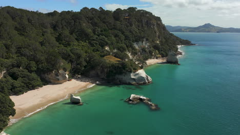 Cathedral-Cove-Marine-Reserve,-Natürlicher-Bogen-Und-Strand-Bei-Ebbe---Luftumlaufbahn