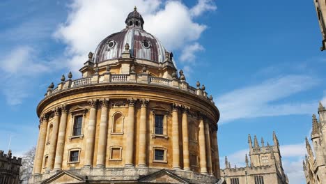 Die-Radcliffe-Camera-Library-Und-Ein-Ikonisches-Historisches-Touristen-Wahrzeichen-Im-Bodleian-Library-Komplex-Der-Universität-Oxford-In-England,-Großbritannien