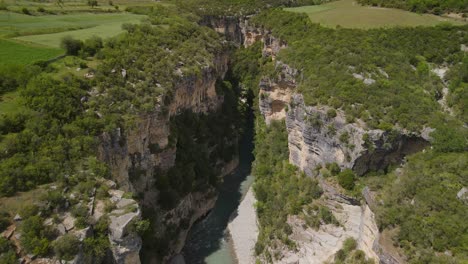 Vista-Aérea-Del-Cañón-De-Osum-En-Albania-En-Un-Día-Soleado