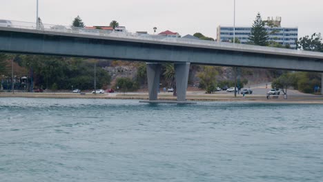 Leben-Am-Wasser-Von-Einem-Fluss-In-Australien-Aus-Gesehen