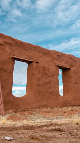 Vertikaler-4k-Zeitraffer,-Wolken-Ziehen-über-Dem-Fort-Union-National-Monument,-New-Mexico,-USA