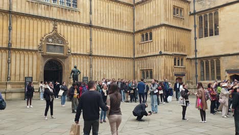 Massen-Von-Menschen-Besuchen-Die-Bodleian-Library,-Die-Wichtigste-Forschungsbibliothek-Der-Universität-Von-Oxford,-England,-Großbritannien