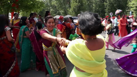 Indisch-amerikanische-Frauen-Spin-Dance-Bei-Hindu-Festival