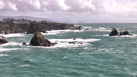 Experimente-La-Impresionante-Costa-De-California-Con-Esta-Toma-Aérea-Desde-La-Izquierda-Sobre-El-Océano,-Que-Muestra-Rocas-Escarpadas-Y-Aguas-Cristalinas-Y-Hermosas-Que-Resaltan-El-Esplendor-Costero.