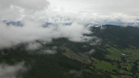 Vista-Aérea-De-Las-Nubes-En-El-Oeste-De-Noruega-Sobre-Una-Cresta-Montañosa-En-Un-Día-Nublado-De-Verano