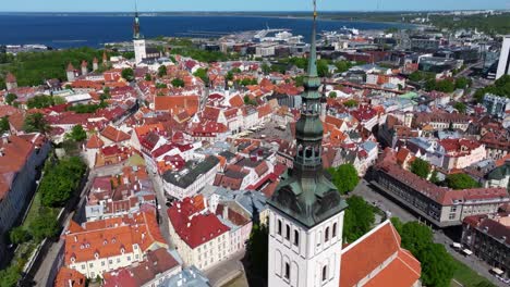 Cinematic-Establishing-Aerial-View-Above-Old-Town-Square-in-Tallinn,-Estonia