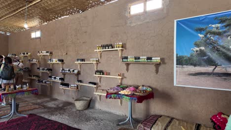 Tienda-De-Aceite-De-Argán-Y-Procesamiento-Manual,-Cómo-Se-Elabora-El-Aceite-De-Argán-En-Marruecos,-Marrakech.