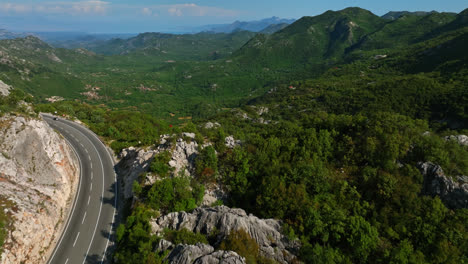 Luftaufnahme-über-Einer-Straße,-Die-Ein-Tal-Im-Hochland-Von-Budva,-Montenegro-Zeigt