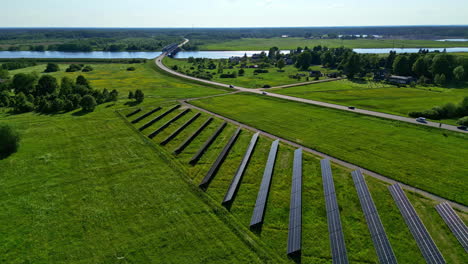 Vista-Aérea-En-Camión-De-Grandes-Paneles-Solares-Junto-A-Una-Carretera-En-Europa