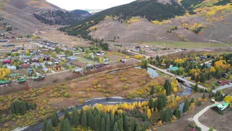 Aerial-View-of-Crested-Butte-Suburbs-in-Autumn-Season,-Homes,-River-and-Colorful-Landscape,-Colorado-USA