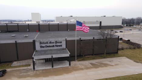 Detroit-Free-Press-Und-Das-Detroit-News-Building-Mit-Einer-Amerikanischen-Flagge-Davor