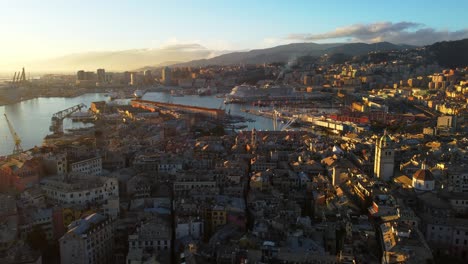 Genua-Stadtzentrum-Und-Meeresbucht-Hafen-Mit-Docks-Und-Kränen-Bei-Sonnenuntergang