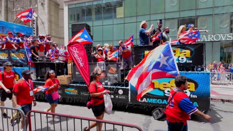 Eine-Aufnahme-Vom-Boden-Aus-Der-Puerto-Rican-Day-Parade-Auf-Der-Fifth-Avenue-In-New-York-City