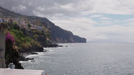 Acantilados-De-Funchal,-Madeira-Con-Casas-Y-Exuberante-Vegetación-Con-Vistas-Al-Océano-Atlántico.