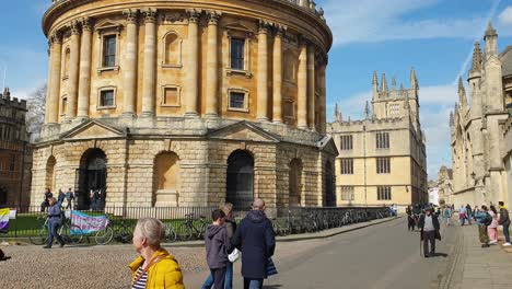 Vista-De-La-Calle-De-La-Gente-Caminando-Por-La-Biblioteca-De-Cámaras-Radcliffe-En-El-Complejo-De-La-Biblioteca-Bodleian-De-La-Universidad-De-Oxford-En-Inglaterra