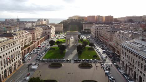 Memorial-Victory-Arch-Plaza-Y-El-Centro-De-La-Ciudad-De-Génova-Con-Autos-Estacionados