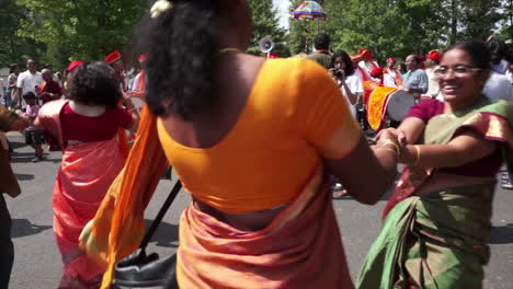 Mujeres-Girando-En-El-Festival-Hindú.