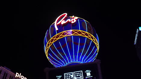 Ballon-Im-Paris-Casino-Hotel-In-Der-Nacht,-Las-Vegas,-Nevada,-USA