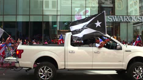 Eine-Bodenaufnahme-Der-Puerto-Rican-Day-Parade-Auf-Der-Fifth-Avenue-In-New-York-City