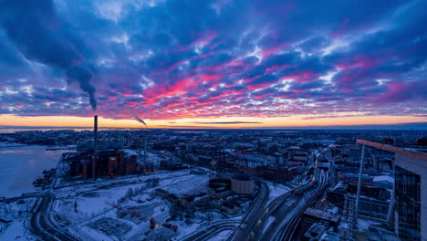 Lapso-De-Tiempo-De-Una-Puesta-De-Sol-De-Invierno-Parcialmente-Nublada-Sobre-El-Paisaje-Urbano-De-Helsinki,-En-Finlandia