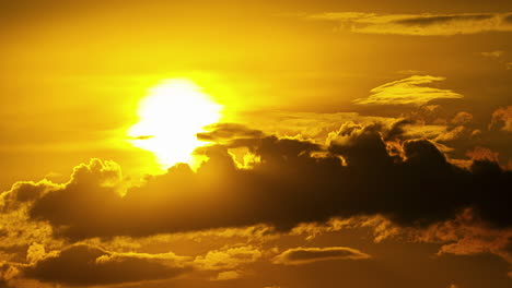 Goldener-Sonnenuntergangshimmel-–-Dahinziehende-Wolken-Mit-Untergehender-Sonne-Dahinter