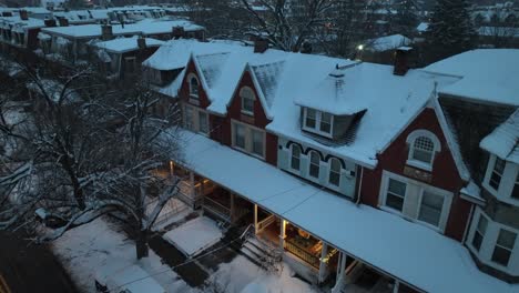 Casas-Victorianas-Cubiertas-De-Nieve-Por-La-Noche-En-Una-Ciudad-Americana-En-Los-Estados-De-Nueva-Inglaterra