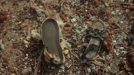 Zapatos-Abandonados-En-Terreno-Accidentado-Sugieren-Un-Viaje-Olvidado