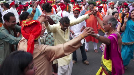 Hinduistische-Männer-Tanzen-Beim-Ganesh-Fest