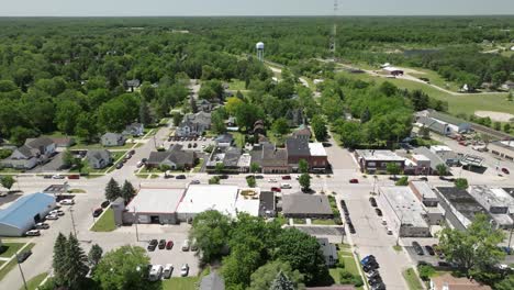 Barrio-De-Perry,-Michigan,-Con-Vídeo-De-Drones-Moviéndose