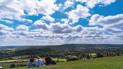 Tages-Zeitraffer-Eines-Wunderschönen-Frühlingstages-In-Surrey,-Der-Englischen-Landschaft-Mit-Sanften-Hügeln-Und-Großen,-Flauschigen-Wolken