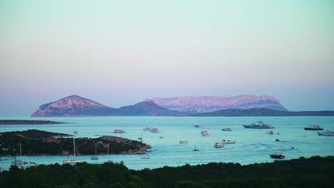 Zeitraffer-Der-Insel-Cala-Di-Volpe,-Aufgenommen-Von-Der-Insel-Sardinien,-Mit-Der-Bucht-Von-Billionaire-Voller-Yachten