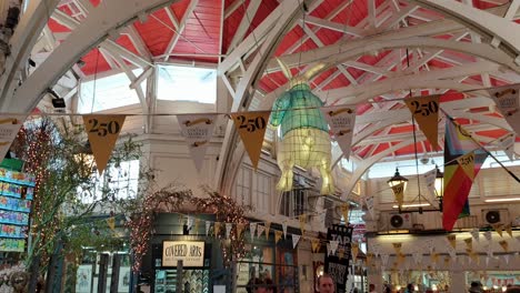 The-historical-Covered-Markets-landmark-in-old-fashioned-style-with-people-visiting-and-shopping-at-shops-and-cafes-in-Oxford-City,-England-UK