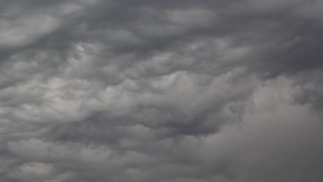 El-Tiempo-Retrocede-Mientras-Se-Avecinan-Nubes-De-Tormenta.